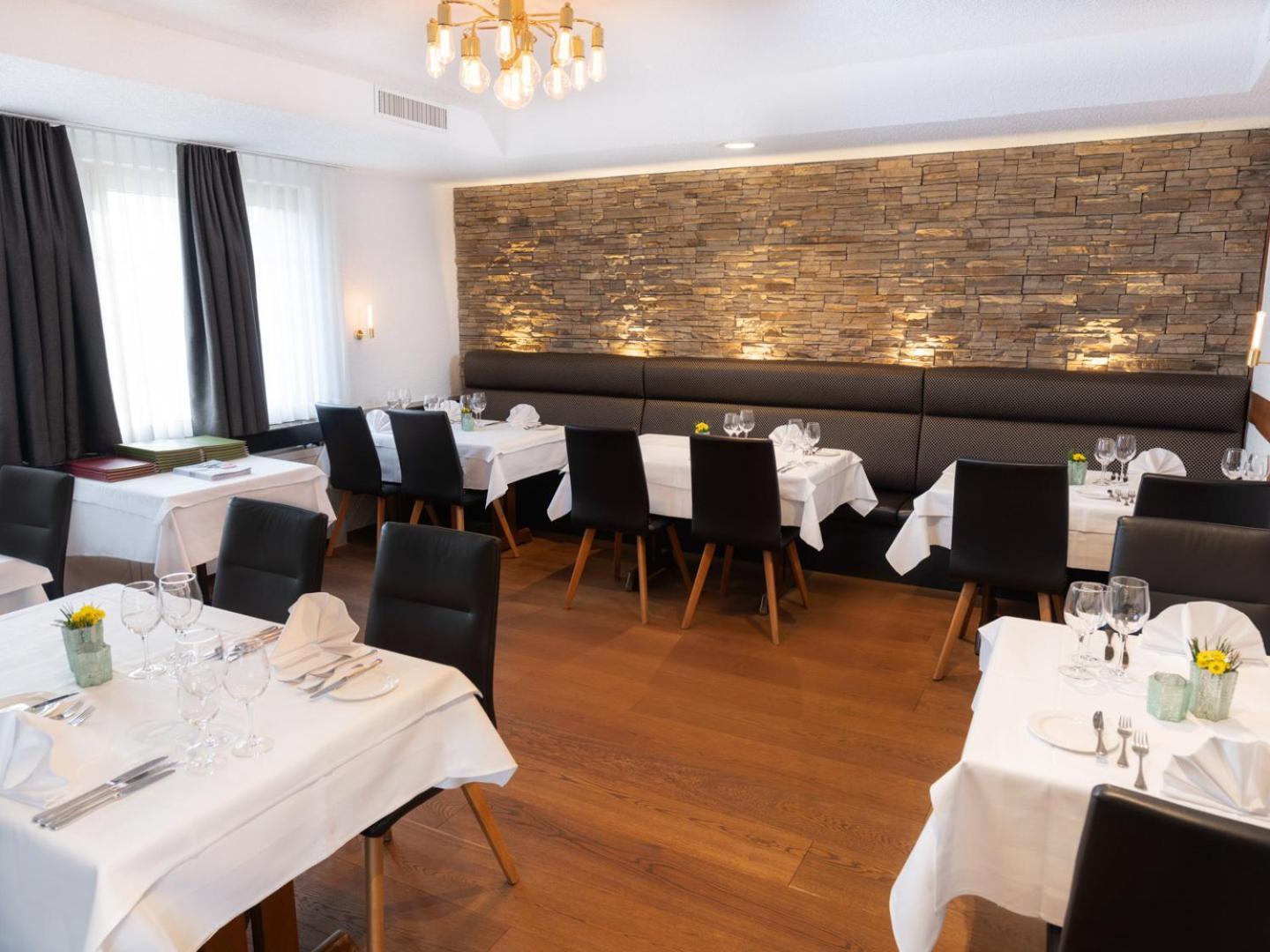 Kaiserstuhl Hotel Restaurant Kreuz מראה חיצוני תמונה