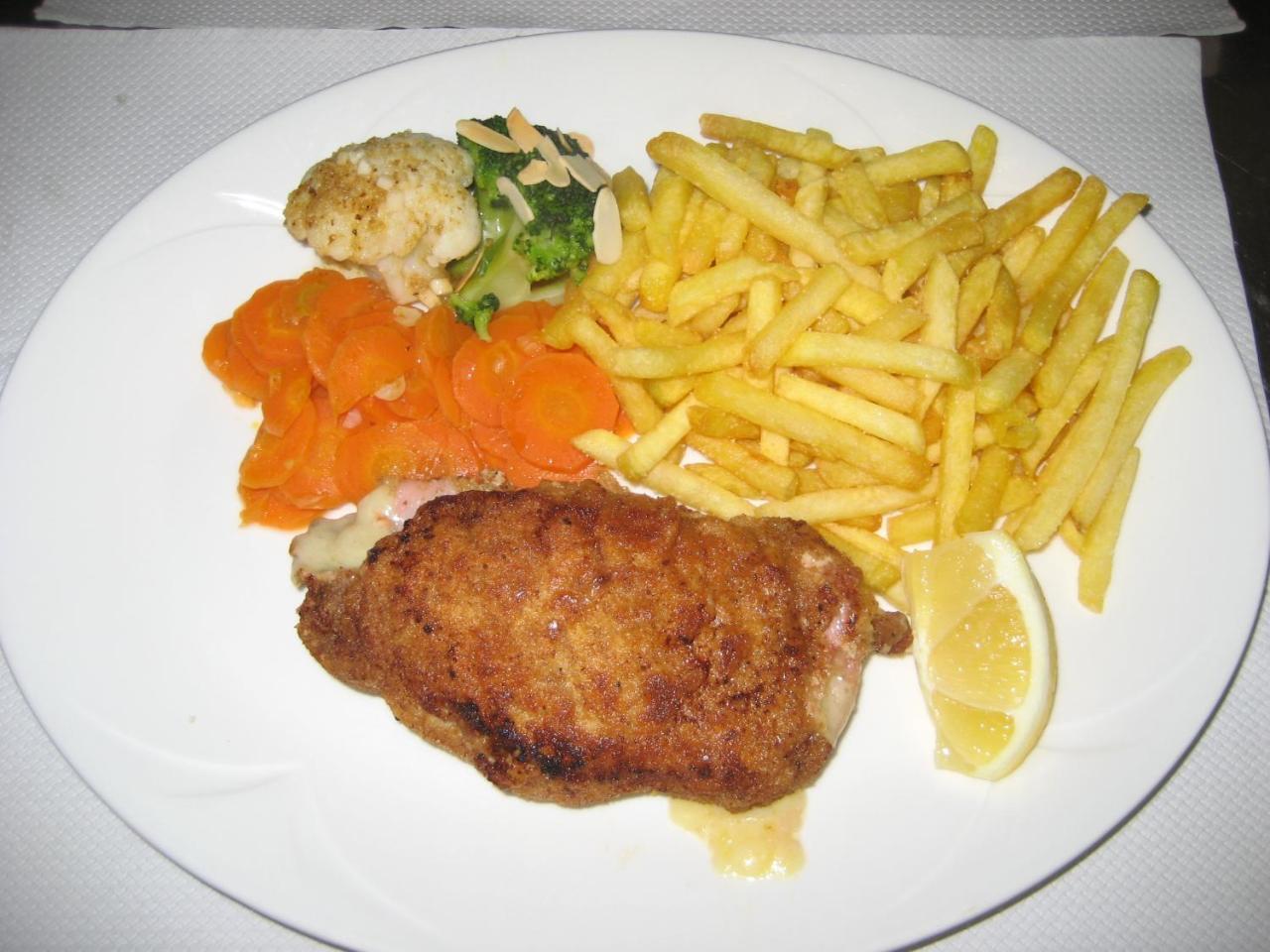 Kaiserstuhl Hotel Restaurant Kreuz מראה חיצוני תמונה